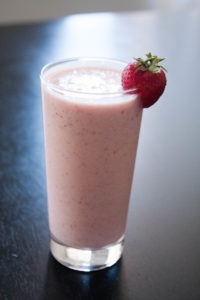 breakfast strawberry yogurt smoothie recipie healthy rgdaily blog